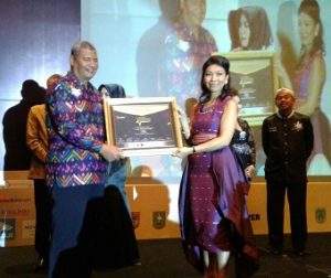 Bupati Dompu H Bambang M Yasin (HBY) menerima penghargaan berupa Indonesian Ministers Award of Exellence (IMAE) 2016. (ist/lakeynews.com)