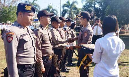 Kapolres Bima AKBP Bagus S. Wibowo, S.IK, menyerahkan piagam penghargaan kepada anggota berpestasi dan santunan kepada anggota yang terkena musibah. (ist/lakeynews.com)