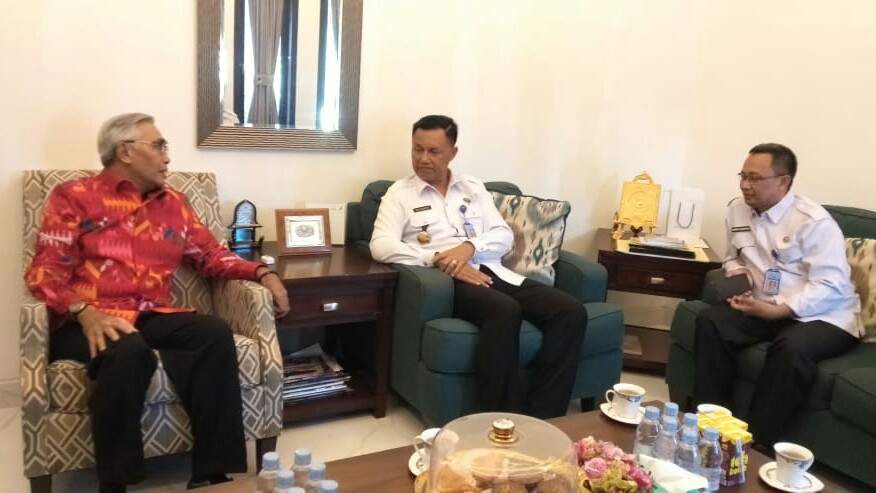 Kepala BNNP NTB Brigjen Pol Gde Sugianyar (tengah) didampingi Kepala BNNK Bima AKBP Hurri Nugroho dan sejumlah stafnya menemui Wakil Bupati Bima H. Dahlan M. Nur di Pendopo Wakil Bupati, Senin (9/9). (ist/lakeynews.com)