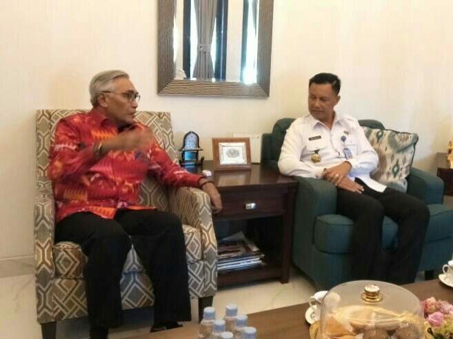 Wakil Bupati Bima Drs. H. Dahlan M. Nur menerima kunjungan Kepala BNNP NTB Brigjen Pol Gde Sugianyar, M.Si dan rombongan di Pendopo Wabup. (ist/lakeynews.com)