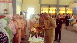 Bupati Dompu Drs. H. Bambang M. Yasin, didampingi Kasdim 1614/Dompu dan Kasubag Bin Kejari Dompu, memotong tumpeng pada peringatan HUT ke-20 DWP. (asm/lakeynews.com)
